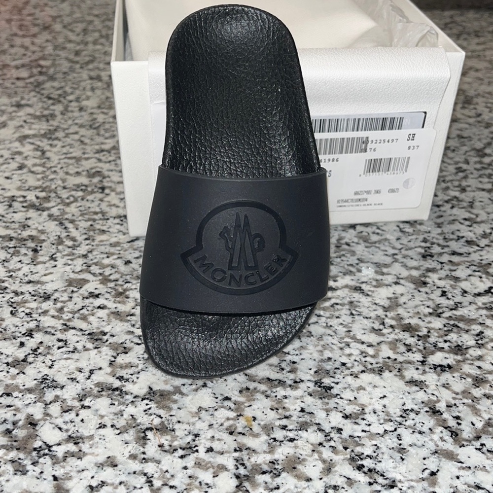 🚨BRAND NEW 🚨Kids MONCLER slides 🚨